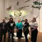 Aaron Seeto (Direktur Musem MACAN), Jimmy John Thaiday, Penny Williams, Lavinia Ketchell di depan karya Ghost Nets: Awakening the Drifting Giants.