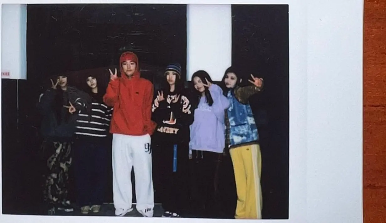 Choi Hyun Wook membagikan potretnya bersama dengan kelima member NewJeans dalam Instagram pribadinya. Momen tersebut diambil ketika pemain serial 'Weak Hero Class 1' itu menjadi bintang video klip lagu 'Ditto'. Uniknya, pria kelahiran tahun 2002 itu mengunggahnya dalam mode polaroid. (Liputan6.com/IG/@_choiiii__)