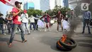 Massa Himpunan Mahasiswa Islam (HMI) membakar ban bekas saat berunjuk rasa menentang UU Cipta Kerja di kawasan Patung Kuda, Jakarta, Rabu (28/10/2020). Massa meminta Presiden Joko Widodo segera mencabut UU Cipta Kerja melalui Peraturan Pemerintah Pengganti Undang-Undang. (Liputan6.com/Faizal Fanani)
