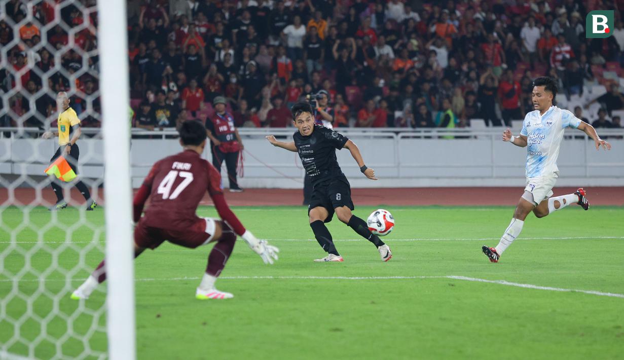 Pemain Persija Jakarta, Witan Sulaeman, melepaskan umpan saat melawan PSIM Yogyakarta dalam laga pekan ke-14 BRI Super League 2025/2026 di Stadion Utama Gelora Bung Karno, Jakarta, Jumat (28/11/2025). (Bola.com/M Iqbal Ichsan)