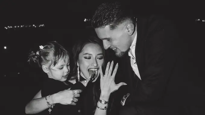 Manis dalam Dress Hitam, Kamari Ikut Terima Cincin di Momen Lamaran Jennifer Coppen