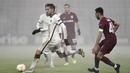 Bek CFR Cluj, Camora (kanan), membayangi pergerakan gelandang AS Roma, Lorenzo Pellegrini dalam laga lanjutan Liga Europa 2020/21 Grup A di Cluj-Napoca, Rumania, Kamis (26/11/2020) waktu setempat. CFR Cluj kalah 0-2 dari AS Roma. (AFP/Alex Nicodim)