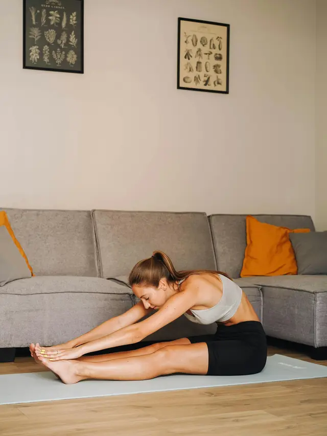 Wanita melakukan stretching