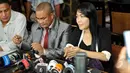 Devi Nurmayanti bersama kuasa hukumnya menggelar konferensi pers di Studio Hanggar, Pancoran, Jakarta (18/5/2015). Devi mengklarifikasi atas tudingan dari Krisna Mukti mengenai dirinya. (Liputan6.com/Panji Diksana)