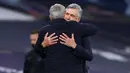Pelatih Tottenham Hotspur, Jose Mourinho, berpelukan dengan pelatih Everton, Carlo Ancelotti, pada laga Premier League, Senin (6/7/2020). Mourinho melanggar aturan jarak sosial demi memeluk Carlo Ancelotti. (AFP/Richard Heathcote)