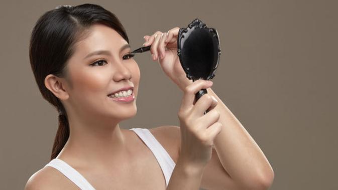 Eyeliner Kesayanganmu Kering? Cairkan dengan Tips Mudah ...