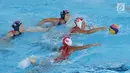 Pemain Polo Air Putri Indonesia, Febrika Indirawati (depan) dan Nyoman Ayu Savitri Arsana berebut bola dengan pemain Hong Kong saat penyisihan grup A Asian Games 2018, Jakarta, Jumat (17/8). Indonesia unggul tipis 9-8. (Liputan6.com/Helmi Fithriansyah)