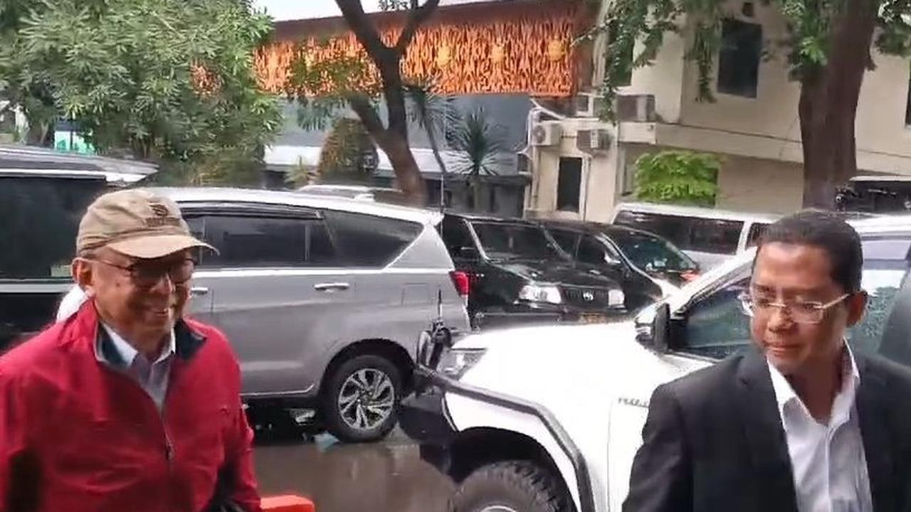 Rektor Universitas Pancasila Edie Toet Hendratno (ETH) membantah melakukan tindakan pelecehan terhadap bawahannya RZ (42) di ruang kerja.
