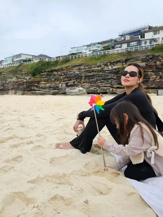 Raisa dan keluarga liburan (Instagram/hamishdw)