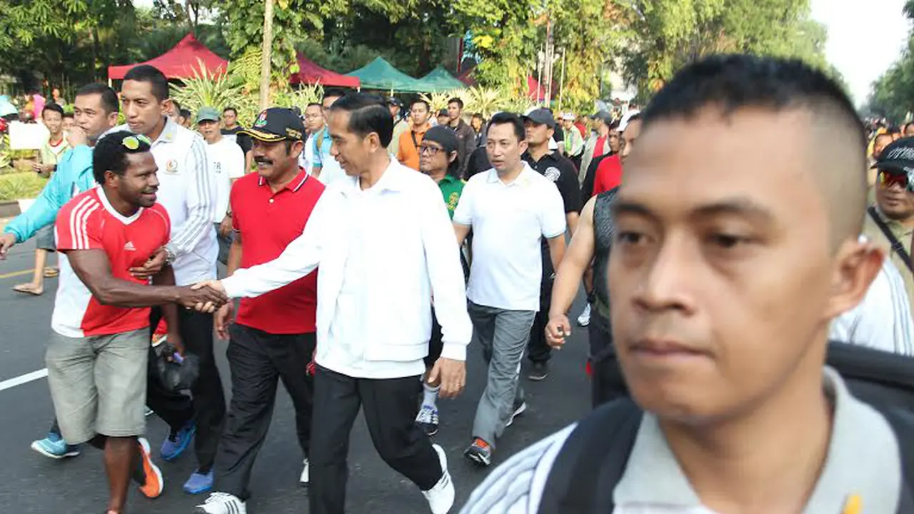 Jalan Santai di Car Free Day Solo, Jokowi Jadi Rebutan Warga