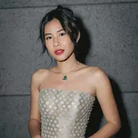 Ia melengkapi penampilannya dengan perhiasan mewah dari Bulgari. [@sheninacinnamon]