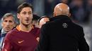 Francesco Totti (kiri) saat berbincang dengan pelatih, Luciano Spalletti usai membobol gawang Cesena pada  perempat final Coppa Italia di Olimpico stadium, Rome,  (1/02/2017). Roma menang 2-1. (EPA/Ettore Ferrari)