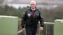 Wapres AS Mike Pence mengunjungi Pos Pengamatan Ouellette di sepanjang Zona Demiliterisasi (DMZ), perbatasan Korsel dan Korut, Senin (17/4). Kunjungan ini dilakukan Pence setelah Korut gagal melakukan uji coba rudal. (AP Photo/Lee Jin-man)