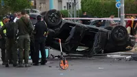 Polisi di lokasi kecelakaan mobil Menteri Keamanan Nasional Israel Itamar Ben-Gvir. (Ahmad Gharabli/ AFP)