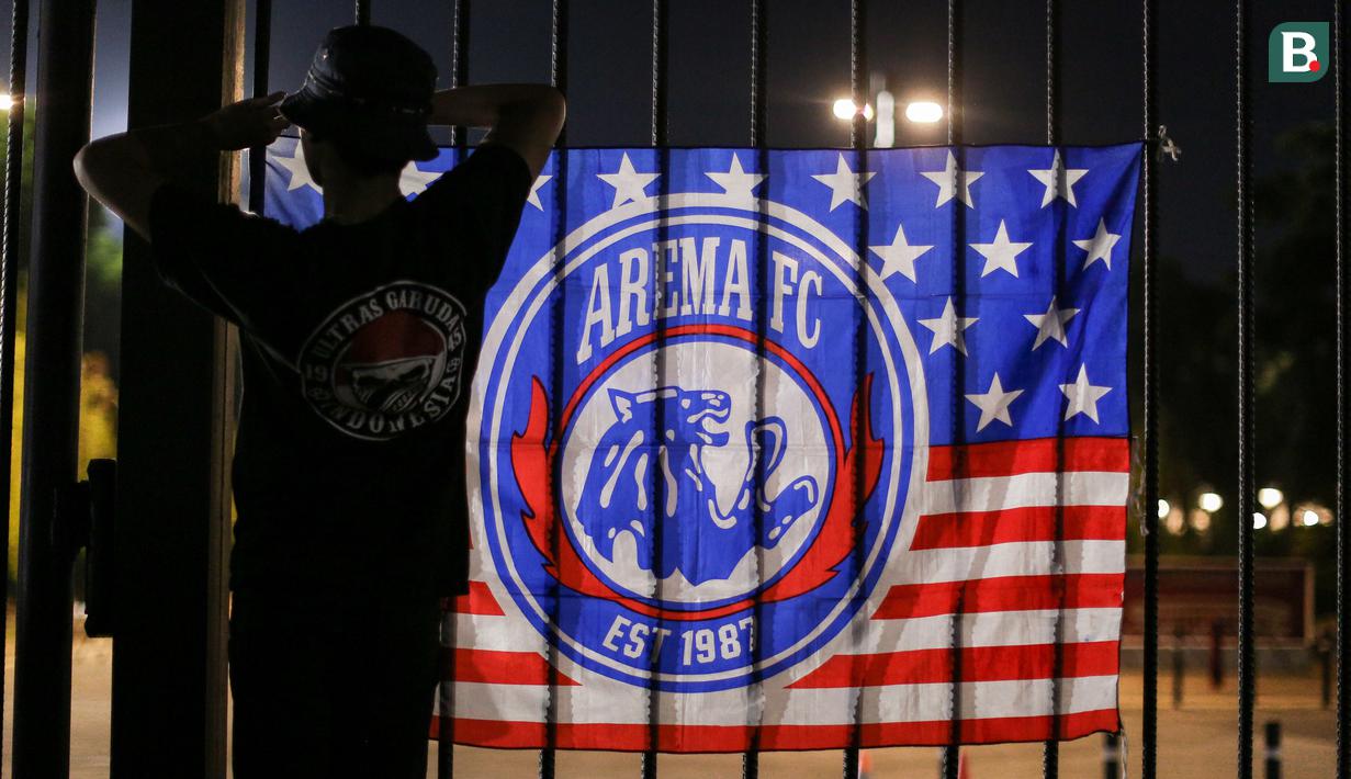 Meninggalnya ratusan suporter Arema FC dalam insiden di Stadion Kanjuruhan membuat sejumlah kelompok suporter dan para pecinta sepak bola di Indonesia melakukan aksi belasungkawa dan doa bersama di kawasan Stadion Utama Gelora Bung Karno, Jakarta, Minggu (2/10/2022). (Bola.com/Bagaskara Lazuardi)
