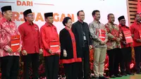 Ketua Umum DPP Partai Demokrasi Indonesia Perjuangan (PDIP) Megawati Soekarnoputri  bersama putranya yang juga Ketua DPP PDIP Prananda Prabowo menyerahkan surat rekomendasi kepada 6 calon gubernur-wakil gubernur yang akan diusung di Pilkada 2024. (Foto: Dokumentasi PDIP).