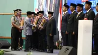 Wapres Jusuf Kalla menyematkan penghargaan kepada kepala daerah di JCC, Jakarta, Rabu (17/7/2019). (Merdeka.com.com/ Intan Umbari Prihatin)