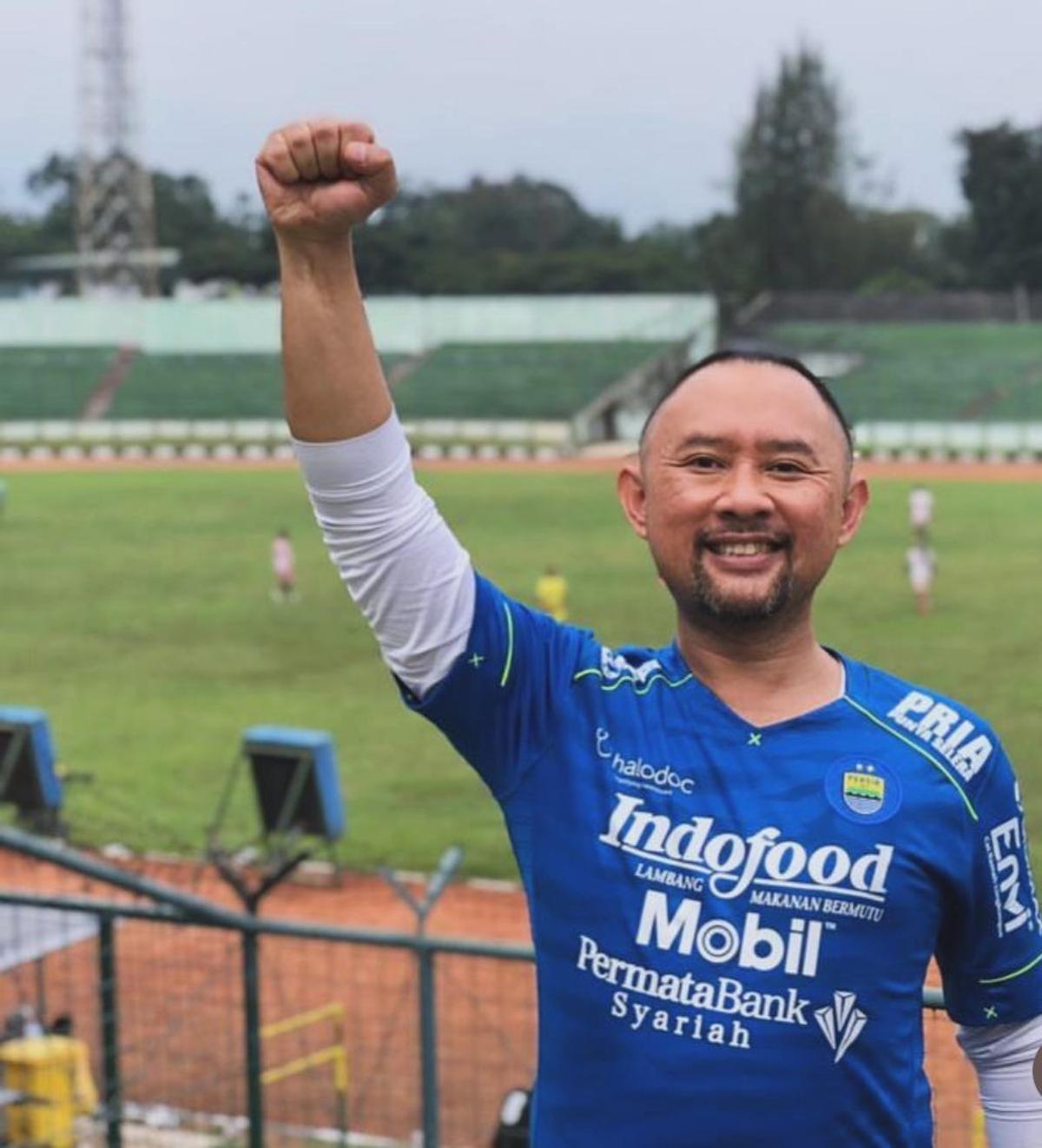 Ronal Surapradja Ajak Orangtua ke TPS, Momen Haru di Tengah Pilkada Jawa Barat 2024