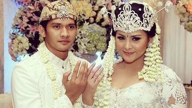 Enggak Menyangka, 6 Seleb Ini Menikah dengan Fans Sendiri