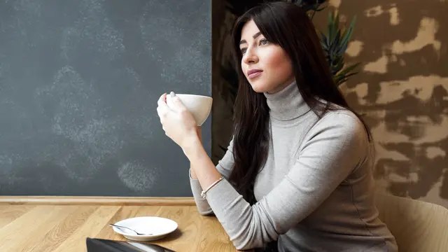 wanita juli tidak bahagia senyum