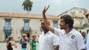 Raul Gonzales (kanan) pemain New York Cosmos melambaikan tangan di wilayah kota tua Havana, Kuba. (AFP/Yamil Lage)
