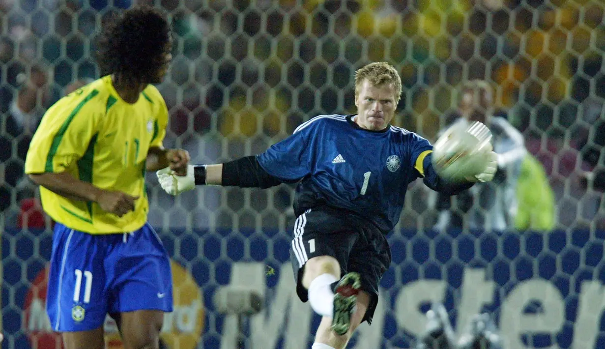 Oliver Kahn. Pada Piala Dunia 2002 yang digelar di Jepang dan Korea Selatan, kiper Timnas Jerman ini mampu tampil apik dengan meloloskan negaranya hingga ke partai final sebelum takluk 0-2 dari Brasil di laga pamungkas. Dalam total 7 laga ia mencatat 5 kali clean sheet dan hanya kebobolan 3 gol. Selain di Piala Dunia 2002, ia juga tampil dalam Piala Dunia 2006 meski hanya 1 laga saat Jerman mengalahkan Portugal 3-1 di perebutan peringkat ketiga. Total ia mengumpulkan 8 caps dalam 2 edisi Piala Dunia dengan torehan 4 kali clean sheet dan kebobolan 4 gol. (AFP/Toshifumi Kitamura)
