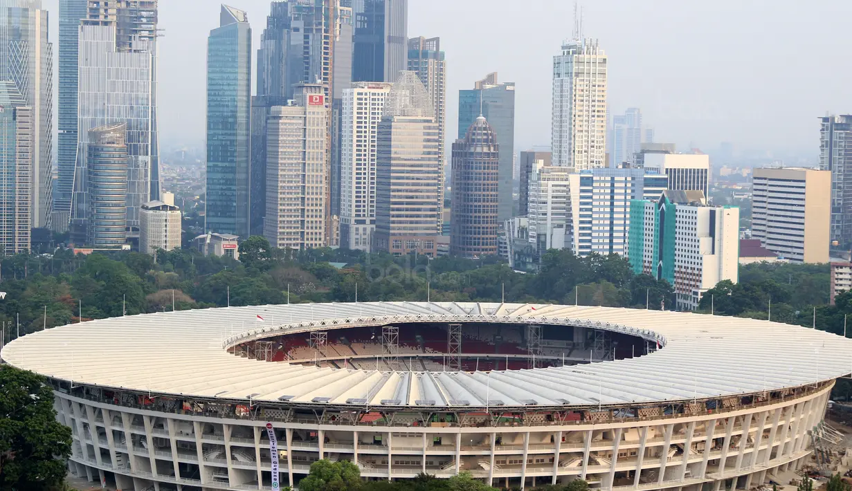 Gedung perkantoran yang menjulang tinggi dan Stadion Utama Gelora Bung Karno, Jakarta, (12/9/2017). Stadion Utama GBK dan kawasan olah raga senayan bersolek menyambut ASIAN Games 2018. (Bola.com/Nicklas Hanoatubun) 