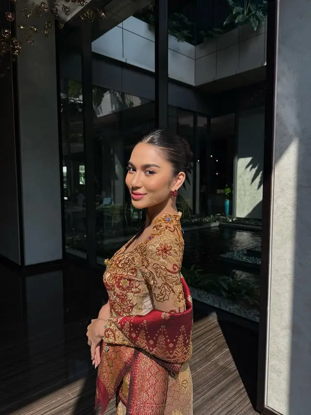 6 Momen Kebaya Azizah Salsha yang Memikat, Elegan dalam Balutan Kain Tradisi