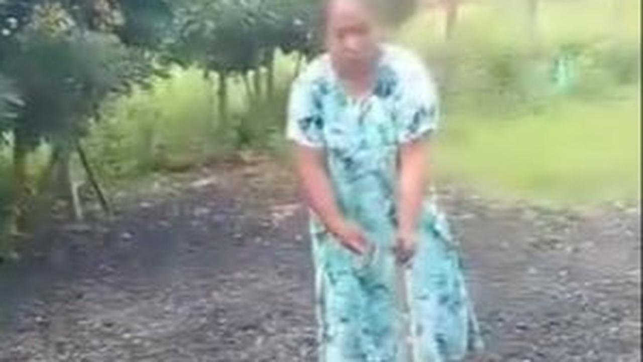 Ia diduga sangat kesal karena ular tersebut telah memangsa ayam peliharaannya.