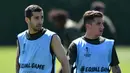 Gelandang Arsenal, Henrikh Mkhitaryan dan Lucas Torreira saat mengikuti sesi pelatihan tim di pusat pelatihan London Colney di St. Albans (21/5/2019). Arsenal akan bertanding melawan Chelsea pada babak Final Liga Europa pada 29  Mei di Baki Olimpiya Stadionu. (AFP Photo/Olly Greenwood)