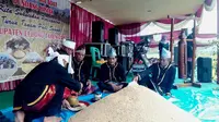 Para tetua adat Kabupaten Lebong Bengkulu menggelar upacara adat Dundang Biniak untuk menepis mitos gagal tanam dua musim di wilayah itu (Liputan6.com/Yuliardi Hardjo)