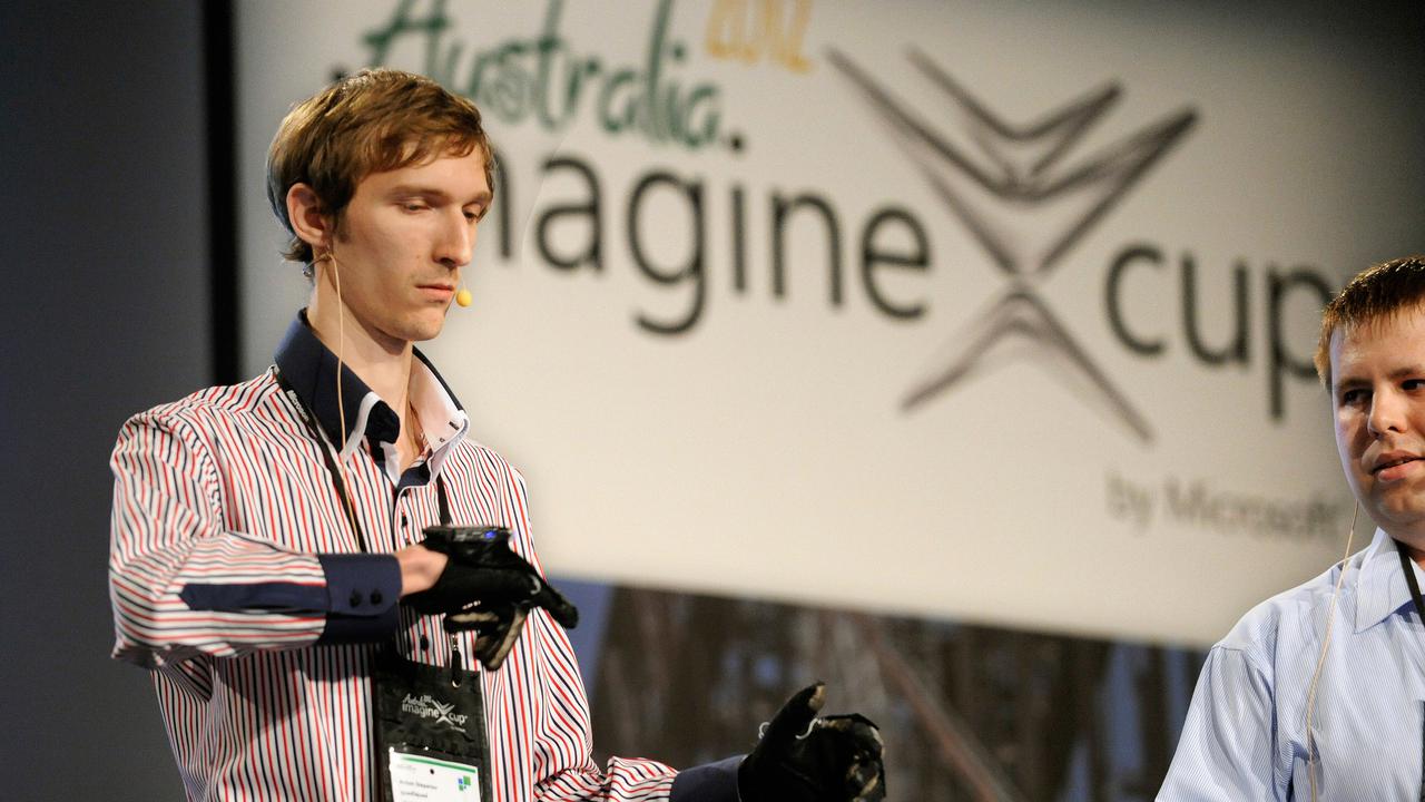 Sarung tangan EnableTalk yang ditunjukkan oleh programmer Anton Stepanov. (Microsoft)