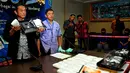 Deputi Pemberantasan BNN Inspektur Jenderal Pol, Dedi Fauzi El Hakim (kiri) saat menunjukan barang bukti, di Kantor BNN, Jakarta, Selasa (19/5). BNN meringkus 2 wanita yang menjadi kurir sabu seberat 12,29 kg. (Liputan6.com/Yoppy Renato)
