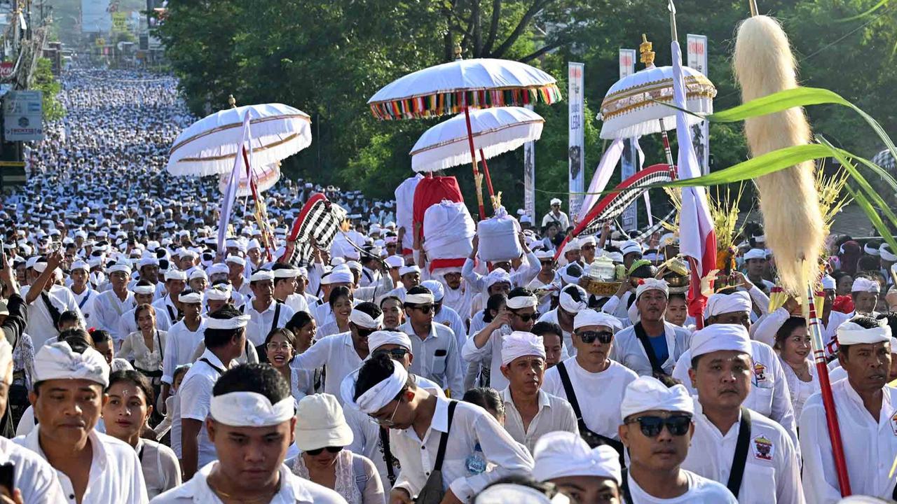 FOTO: Penampakan Ribuan Umat Hindu Berjalan Kaki sepanjang 15 KM menuju Pura Uluwatu Bali