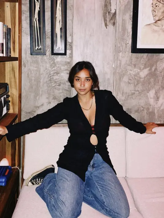 Begitu juga dengan Sakmaa yang memiliki gaya tersendiri. Paduan denim dan cutout top serta hightop Converse membuat gayanya begitu seru. [Instagram/ Salmaache]