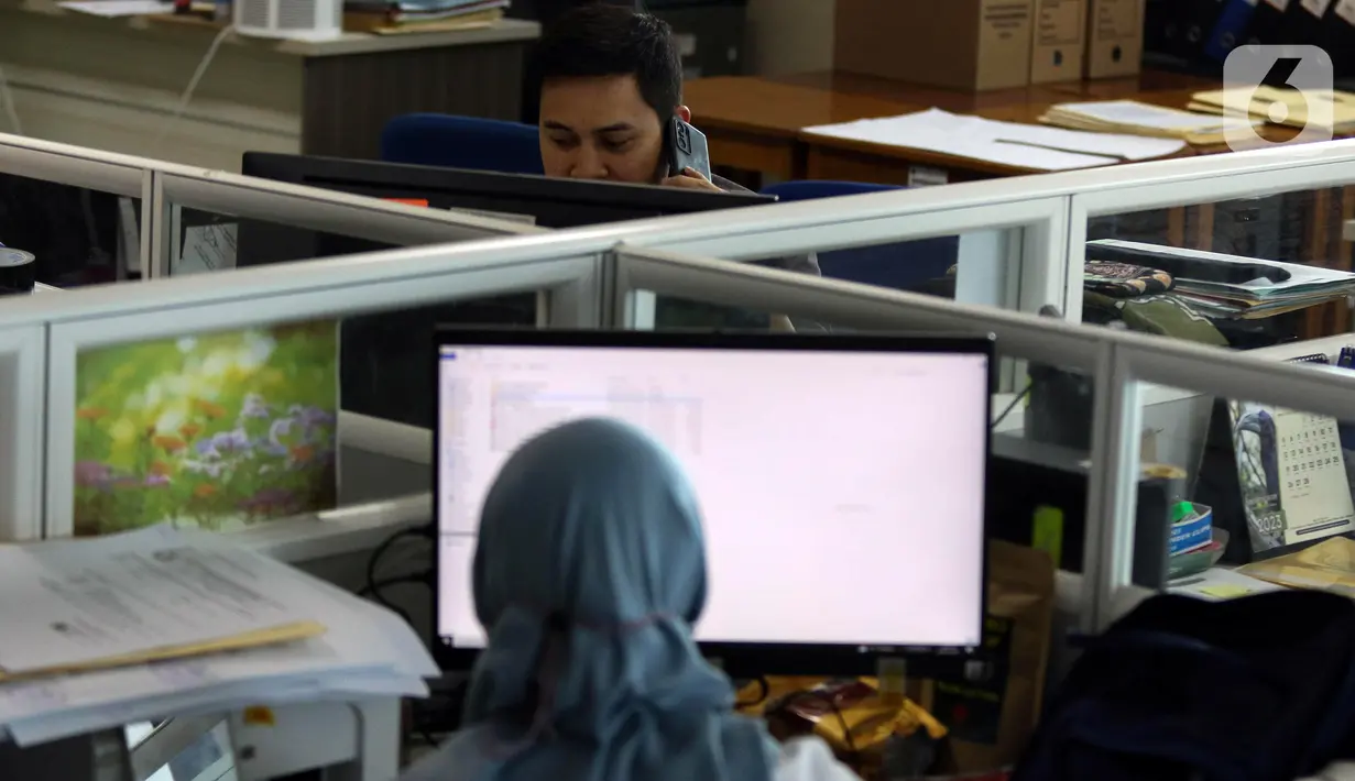 Sementara itu ASN di kelompok kerja yang harus selalu siaga selama 24 jam sehari secara bergiliran, tetap harus menjalankan tugas seperti biasa. Contohnya, ASN yang bertugas di bidang kesehatan, baik di RSUD maupun puskesmas. (Liputan6.com/Herman Zakharia)