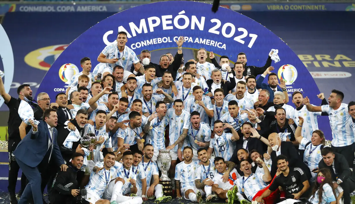 Tim Argentina merayakan dengan trofi setelah mengalahkan Brasil 1-0 dalam pertandingan final Copa America di stadion Maracana di Rio de Janeiro, Brasil, Minggu (11/7/2021). (AP Photo/Andre Penner)