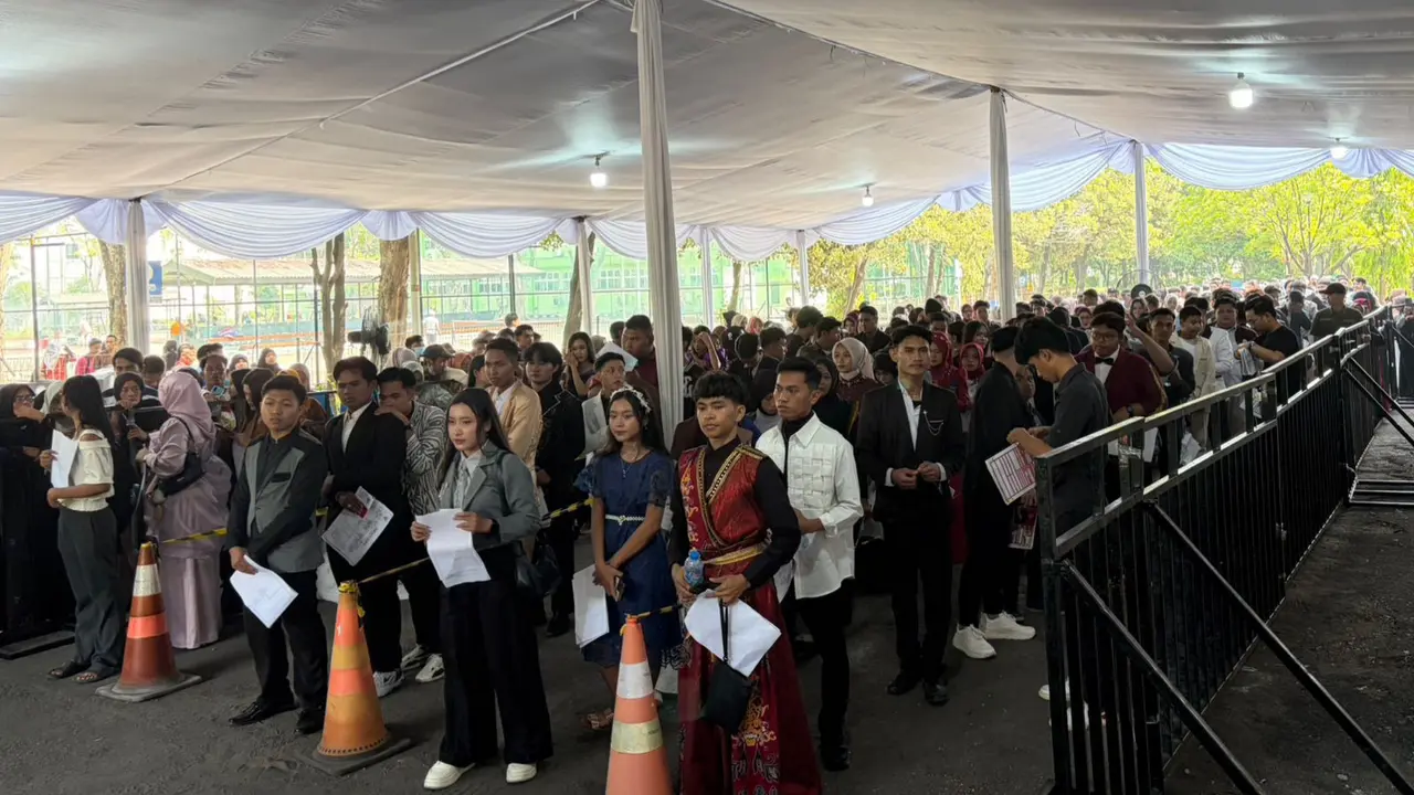 Antusiasme peserta Audisi Offline D’Academy 8 Surabaya terlihat sejak Sabtu (9/5/2026) pagi hari di Gedung Giri Loka - UPN Veteran Jawa Timur.