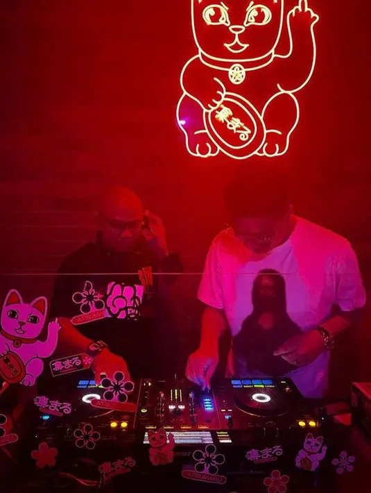 Nggak cuma jadi pekerja kantoran, Max Adam juga punya projet DJ bersama seorang rekannya. (instagram.com/maxadamkamil)