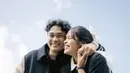 Mikha Angelo dan Gregoria Mariska lakoni sesi foto prewedding. Chemistry keduanya begitu memikat. [Foto: Instagram/ Gregoria Mariska]