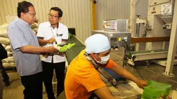Mantan Menko Kemaritiman Rizal Ramli melihat proses pengemasan beras saat kunjungannya ke Food Station, Kompleks Pasar Induk Beras Cipinang, Jakarta Timur, Senin (15/1). (Liputan6.com/Pool/Ardi)