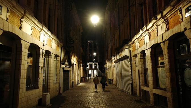 Orang-orang berjalan-jalan di Lille, Prancis, Jumat (16/10/2020). Prancis mengerahkan 12.000 polisi untuk memberlakukan jam malam baru mulai Jumat malam hingga bulan depan untuk memperlambat penyebaran COVID-19. (AP Photo/Michel Spingler)