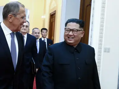 Pemimpin Korea Utara Kim Jong-un menyambut kedatangan Menteri Luar Negeri Rusia Sergei Lavrov di Pyongyang, Korea Utara (31/5). Dalam kunjungannya, Lavrov mengundang Kim Jong-Un untuk datang ke Rusia. (AFP/TASS/Pool/Valery Sharifulin)