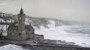 Ombak menghantam Porthleven saat Badai Eunice mendarat di pantai Cornish, Inggris, Jumat (18/2/2022). Badai besar kedua minggu ini memicu peringatan cuaca "merah" yang langka di seluruh Inggris selatan. (Matt Keeble/PA via AP)