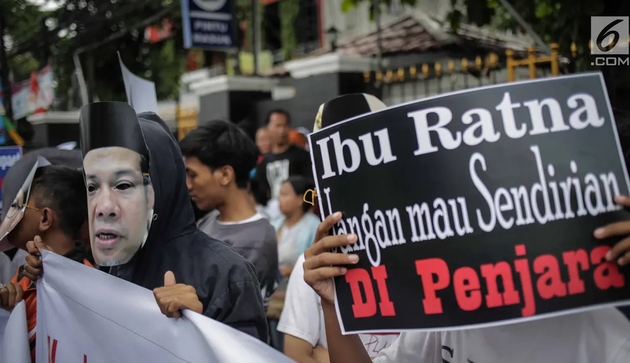 Massa yang mengatasnamakan Gerbang (Gerakan Anak Bangsa) menggelar unjuk rasa di depan PN Jakarta Selatan, Selasa (19/3). Dalam aksinya, mereka meminta Ratna Sarumpaet membongkar aktor intelektual dalam penyebaran hoaks. (Liputan6.com/Faizal Fanani)