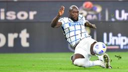 Striker Inter Milan, Romelo Lukaku, melepaskan tendangan ke gawang Genoa pada laga Liga Italia di Stadion Luigi Ferraris, Minggu (25/10/2020). Inter Milan menang dengan skor 2-0. (Tano Pecoraro/LaPresse via AP)