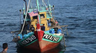 KKP menangkap satu) kapal perikanan asing (KIA) asal Malaysia di perairan laut teritorial Indonesia Selat Malaka. (Foto: KKP)