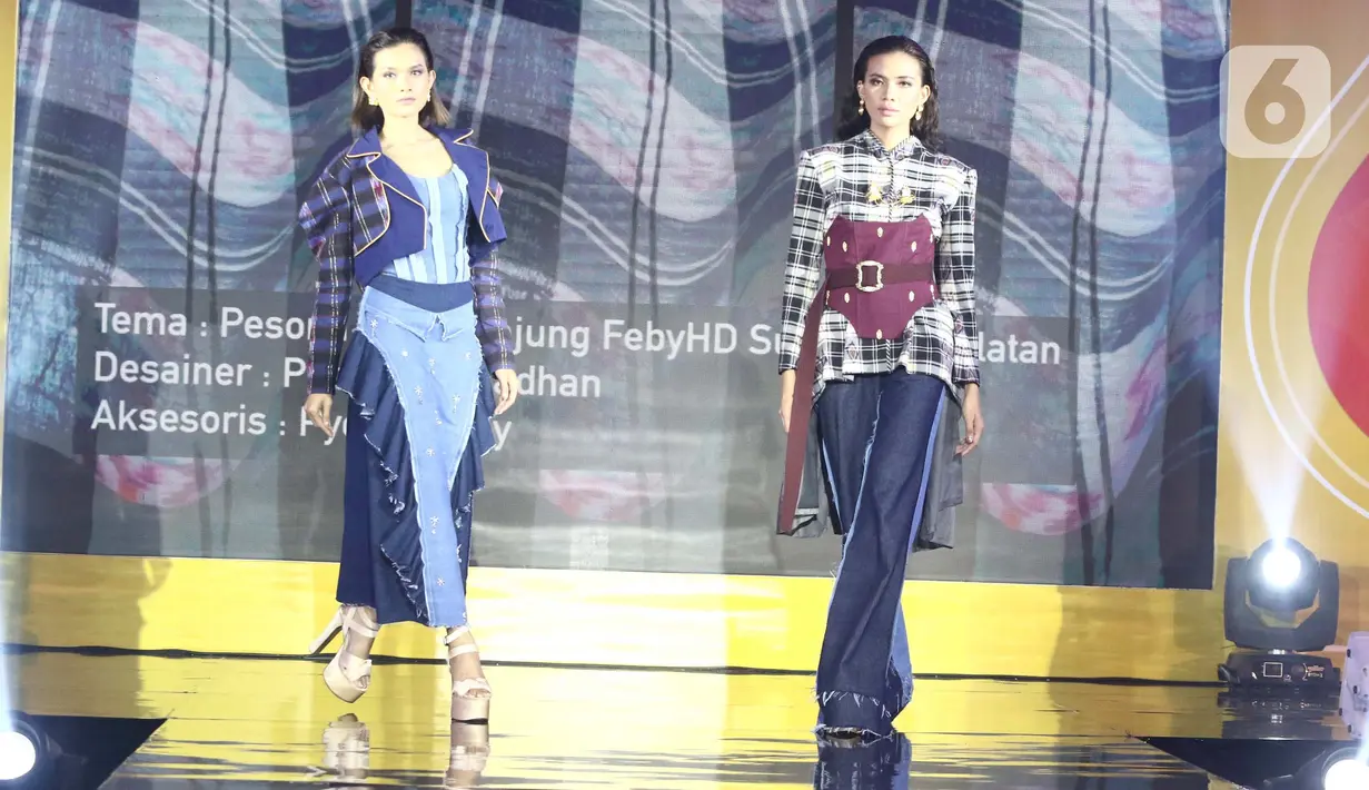 Model berjalan di atas catwalk mengenakan busana karya Putroh Ramadhan saat peragaan busana dalam gelaran Festival 6 2023 di Senayan Park, Jakarta, Sabtu (8/7/2023). (Liputan6.com/Angga Yuniar)