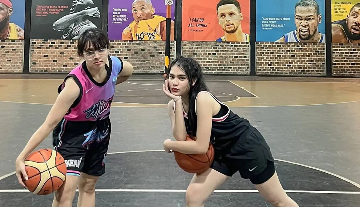 Di tengah kesibukannya jalani promosi usai jalani syuting, Davina Karamoy yang juga seorang model ini isi waktu luangnya dengan olahraga. Salah satunya ia bermain basket bersama sahabatnya yang juga seorang selebriti. Sepertid dalam potret yang diunggahnya ini ia tengah bermain basket bersama Nesia Weroza Puspa. (Liputan6.com/IG/@davinaakaramoy)