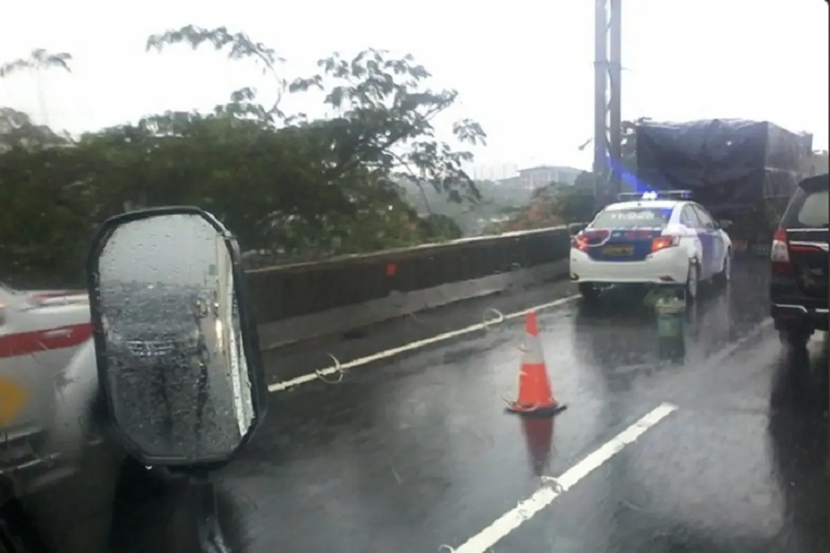 20160225-Truk-Mogok-di-Tol-Ancol,-Lalu-Lintas-Arah-Pluit-Macet-Jakarta